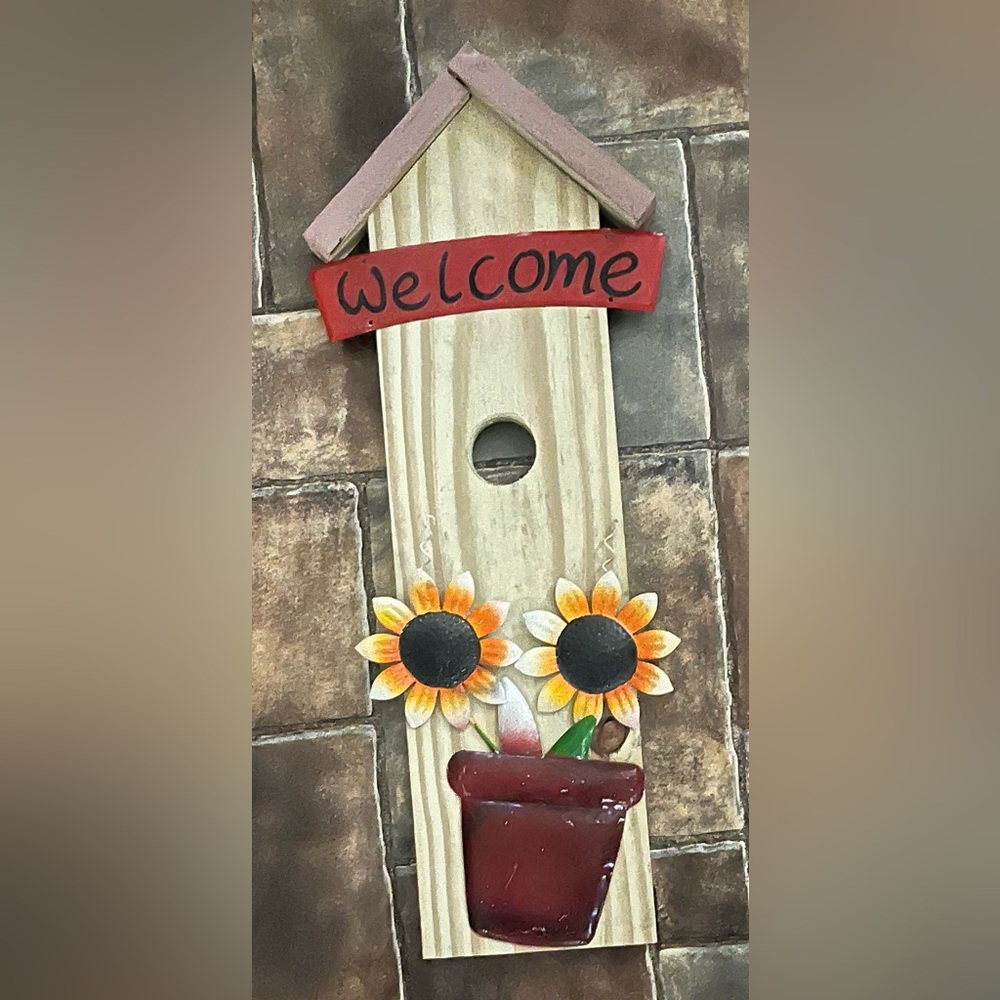 Rustic Welcome Birdhouse Decor with Sunflowers